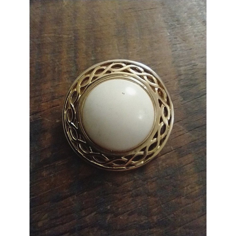 Vintage gold tone Round brooch with Beige enamel faux centered stone A4